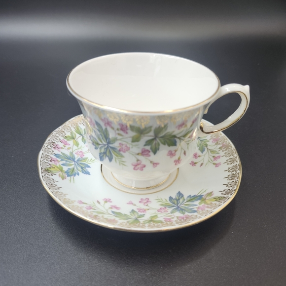 Queen Anne Bone China Tea cup and saucer - Picture 1 of 12